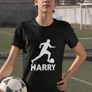 Personalisiertes T-Shirt Ihr Name Fußballer Fußballspieler, Geburtstagsgeschenk für Sie Ihn Unisex Kinder Damen Weihnachtsgeschenk Bekleidung Shirt in Großbritannien
