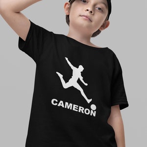 Personalisiertes T-Shirt Ihr Name Fußballer Fußballspieler, Geburtstagsgeschenk für Sie Ihn Unisex Kinder Damen Weihnachtsgeschenk Bekleidung Shirt in Großbritannien