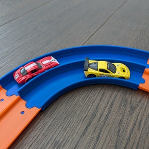Pista a doppia corsia Hot Wheels, curva/curva - 90 gradi