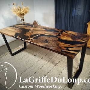 Mesas de comedor hechas a medida en madera de nogal de 350 años y resina epoxi negra.