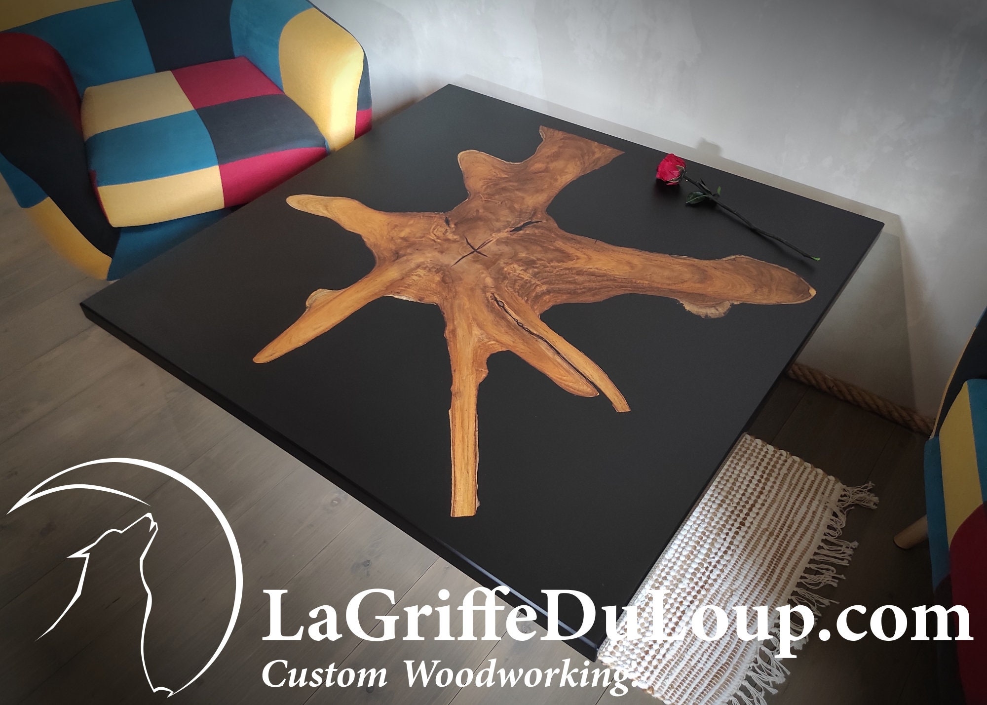 Table Basse Composée d'une Étoile de Teck Forme Naturelle Plongée Dans Une Résine Époxy Noire
