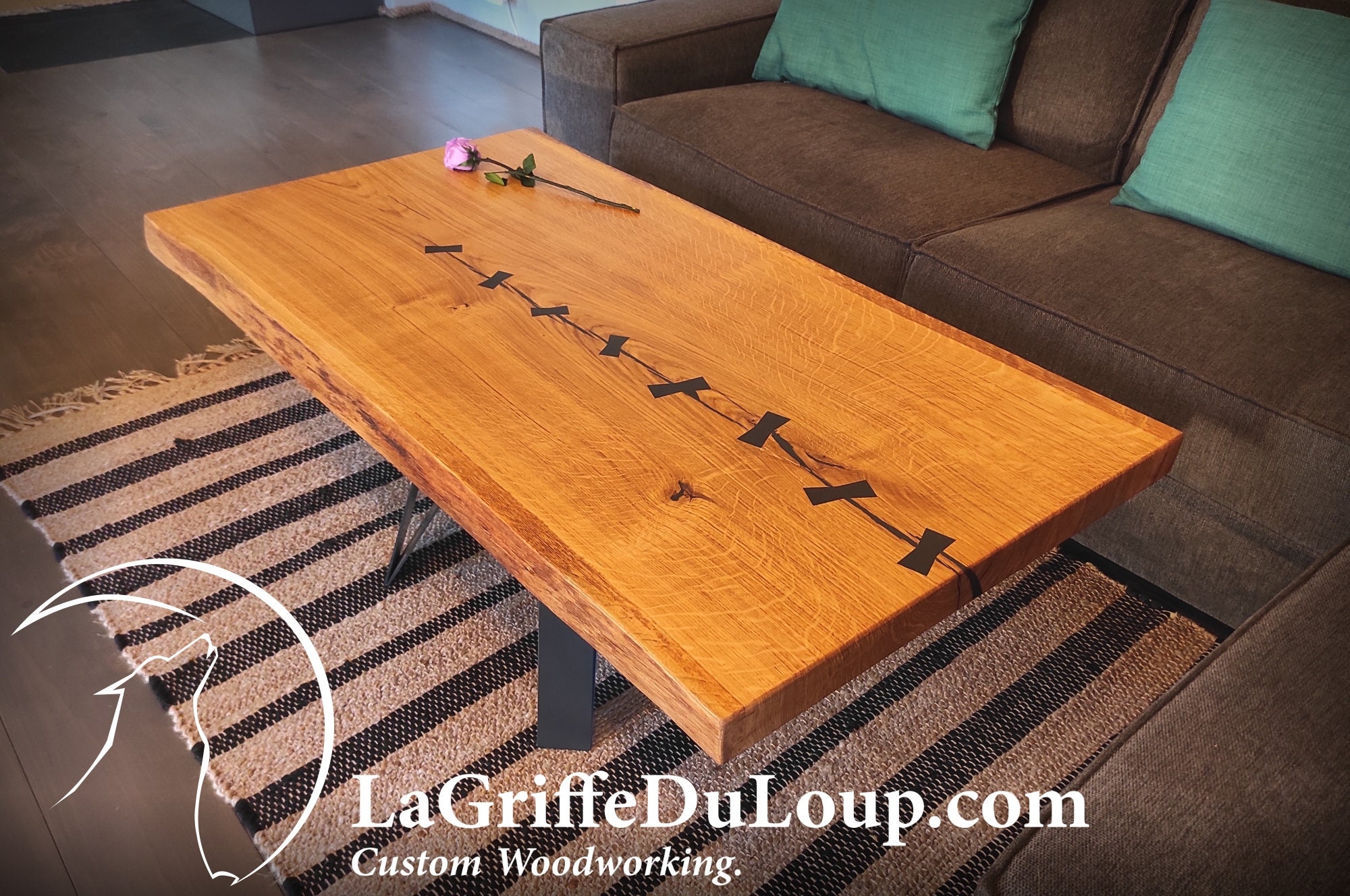 Table Basse en Chêne Live-Edge Monobloc et Farandole d'ébène.