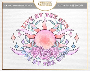 Op de afbeelding: Een aquarel-illustratie van een zon en maan met de tekst "Live by the sun, love by the moon". De zon en maan worden omringd door bloemen en bladeren in tinten roze, blauw en groen.
