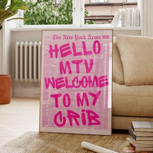 Welcome To My Crib タイポグラフィプリント、レトロな新聞プリント、ドーパミンデコレーション、ピンクの引用ウォールアート、バーカートデコレーション、アパートメントプリントデジタル