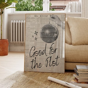 Op de afbeelding: Een zwart-wit poster met een discobal en de tekst "Good for the Plot" gedrukt op een krantenachtergrond.