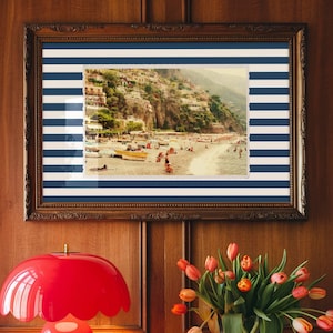Impression d'art numérique carte postale paysage de Positano vintage, décoration murale éclectique, collage technique mixte à rayures audacieuses, décoration esthétique maximaliste