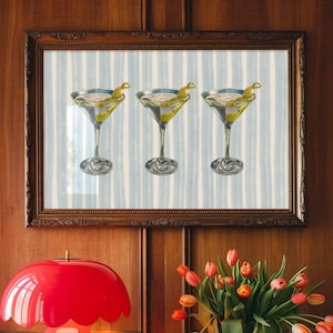 Sztuka ścienna Martini - niebieska pastelowa sztuka ścienna w paski, wydruki na wózki barowe Blue Martini, wydruki na bary przybrzeżne, sztuka barowa, pobieranie cyfrowe