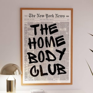 Homebody Club Print, Funky Wall Art, Czarny modny cytat Print, Wystrój salonu, Sztuka na wózku barowym, Plakat z cytatem z gazety retro, Cyfrowy