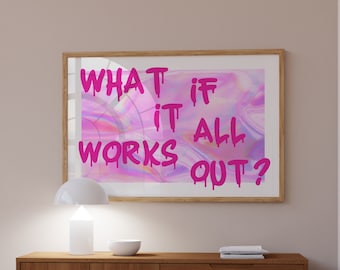 Puede incluir: Una cómoda de madera con tres cajones y dos puertas. Una lámpara blanca y un cuenco están encima de la cómoda. Un cuadro enmarcado con el texto "What if it all works out?" está colgado en la pared detrás de la cómoda.
