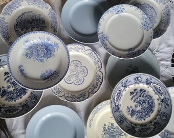 Ensemble de 12 assiettes plates vintage françaises en pierre de fer dépareillées, style ferme / cottage bleu et blanc, Gien, Lunéville, Moulin de Loups France