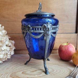 Antigua olla de cristal con vidrio azul facetado y montura de peltre, Francia, c. 1900.