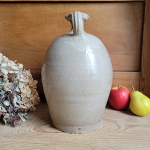 Jarra de aceite francesa antigua alta con dos asas en el pico, gres color crudo, La Borne, c. 1900.