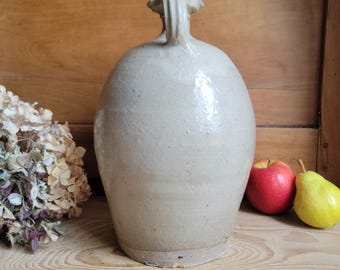 Jarra de aceite francesa antigua alta con dos asas en el pico, gres color crudo, La Borne, c. 1900.