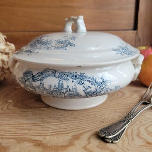 Pequeño Legumier de Grigny, loza decorada con decoración de pájaros anidando en azul y blanco, Francia, 1900.