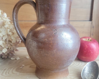 Kruik van aardewerk in Berry Region met donker glazuur en wit interieur, Frankrijk ca. 1900