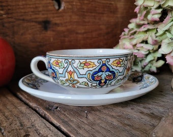 Sarreguemines 'Tunis' dúo de taza y platillo de té / café / chocolate, estilo orientalista francés transferware policromado coloreado a mano c1880 Francia