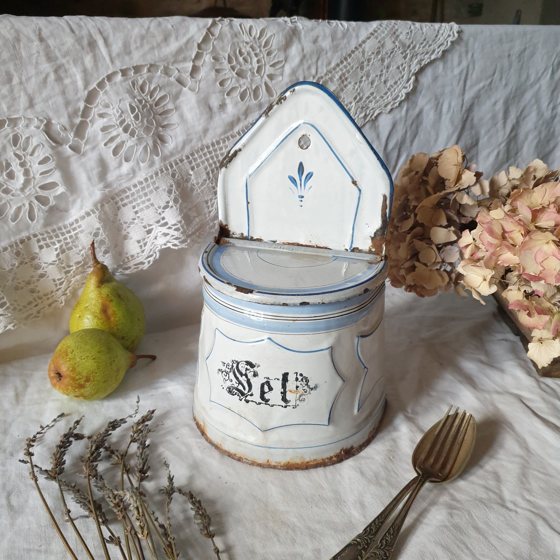 フランスアンティーク 陶器のSEL(塩入れ )白青　壁掛け Large French Enamel Salt Box, Blue and White With 'sel' in Gothic