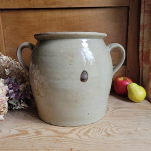 Gran olla antigua de color crudo para confitar, con asas en forma de lazo y marca de horno, Francia, c. 1900.