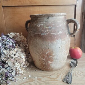 Ancien pot à confit à deux anses en grès, partiellement émaillé brun pâle et fond écru, début des années 1900