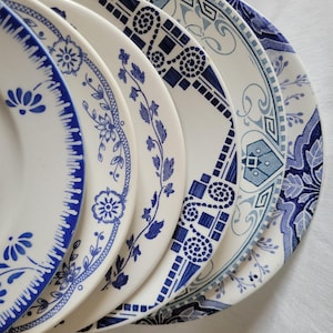 ZESTAW 6 niedopasowanych talerzy śniadaniowych/deserowych z kamienia żelaznego, niebiesko-białe, zdobione kwiatowymi wzorami w stylu rustykalnym, Francja ok. 1880–1925 r.