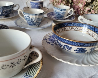 Ensemble dépareillé de 16 pièces, porcelaine française antique / vintage 8 tasses à thé + 8 soucoupes bleu blanc en transfert, Sarreguemines, Lunéville, Villeroy & Boch