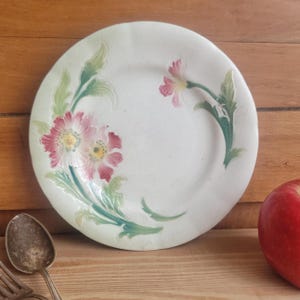 Klein Frans majolica bord met bloemmotief, Frankrijk ca. 19e eeuw