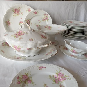 19pc antique Limoges porcelain dinner service c1908-20. 14 dinner plates plus 5 serving dishes, hand painted floral pink, green w gold gilt
