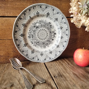 Plato antiguo de Wedgwood con motivos arquitectónicos y heráldicos/de ajedrez, Inglaterra, c. siglo XIX.