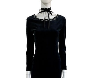 1990er Jahre Moschino Günstige und Chic schwarzes Samt Schnür-Cutout Mini Kleid, Größe XS - S