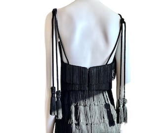 Vestido flapper con flecos negros Moschino Couture de la década de 1990, tirantes de cuerda con borlas, talla XS - S