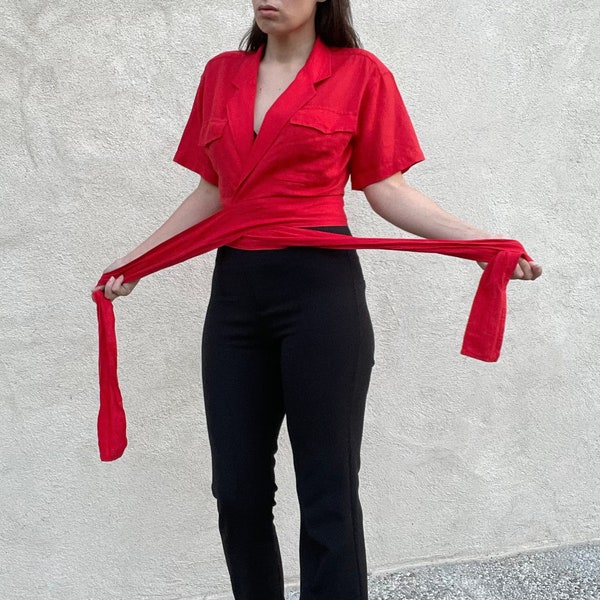 1980 Kenzo rosso avvolgere la camicia a maniche corte, tasche sul petto, fiocco in vita, taglia S