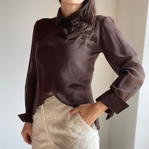 Camisa asimétrica de lana marrón vintage de Alberta Ferretti, de los años 90. Diseñadora.