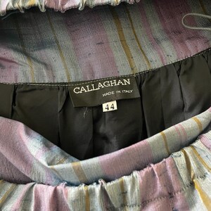 Może przedstawiać: Sp&oacute;dnica w niebiesko-fioletowe paski z czarną metką z napisem "CALLAGHAN MADE IN ITALY" i numerem "44".