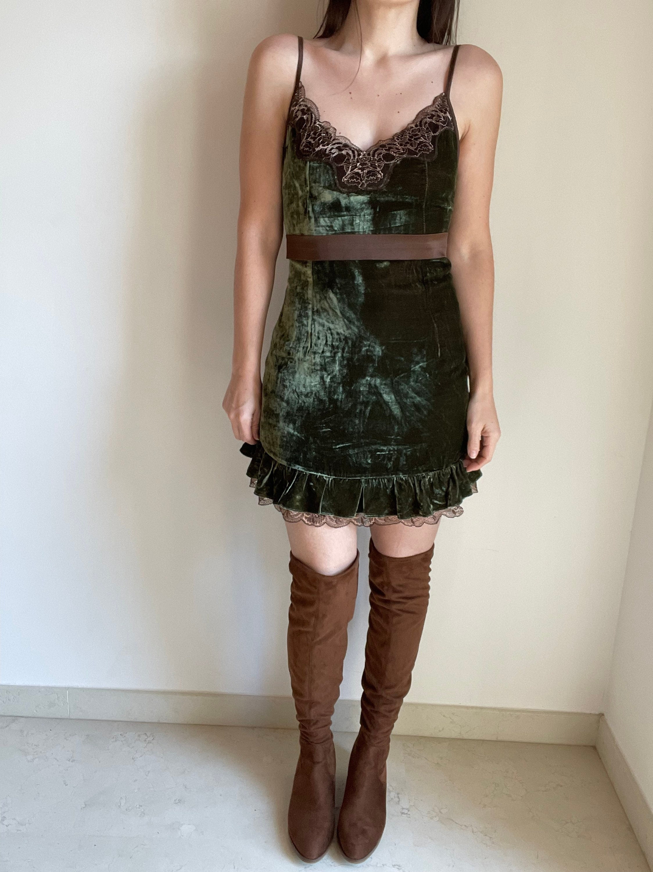 dark green flower girl dress Dolce & Gabbana Sleeveless Blouse & Skirt Set Green Lace Size 44/46 NE –  Celebrity Owned main image 0