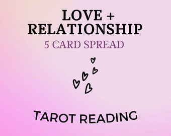 Könnte beinhalten: Eine digitale Grafik auf einem sanften rosa Farbverlauf mit dem schwarzen Text LOVE + RELATIONSHIP, dem violetten Text 5 CARD SPREAD, fünf kleinen handgezeichneten schwarzen Herzumrissen und dem schwarzen Text TAROT READING unten.