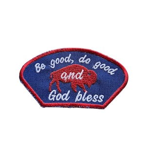 Może przedstawiać: Naszywka haftowana w kolorze niebieskim i czerwonym z tekstem "Be good, do good and God bless". W środku naszywki znajduje się czerwona sylwetka bizona.