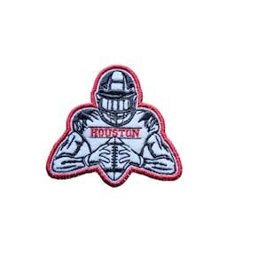 Può includere: Toppa ricamata in rosso e bianco di un giocatore di football americano con casco e che tiene un pallone. La toppa dice "HOUSTON" in lettere rosse.
