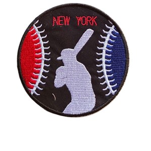 Könnte beinhalten: Ein runder gestickter Aufnäher mit schwarzem Hintergrund und dem roten Schriftzug NEW YORK oben. Das Design zeigt die hellviolette Silhouette eines Baseballspielers mit Schläger, flankiert von roten und blauen Baseball-Nahtmustern.
