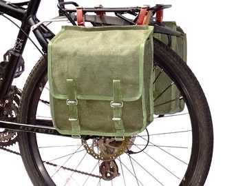 Ein Paar 1980er Jahre Ex-Army Duschfeste Pannier-Taschen mit Lederriemen Vintage grüne große Fahrradtaschen regendicht NOS