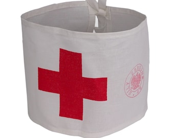 Può includere: Braccialetto in tessuto bianco con una grande croce rossa e un timbro rosa con un'aquila polacca e il testo "ZBROJNE SILY RP".