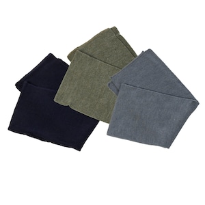 Peut inclure: Trois carrés de tissu pliés en différentes couleurs : bleu foncé, vert olive et gris. Le tissu a une surface texturée, légèrement duveteuse.