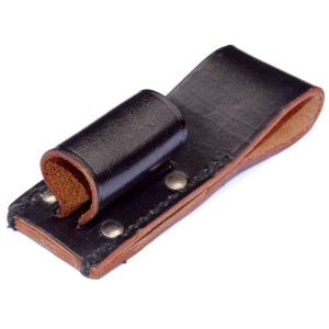 以下が含まれることがあります： 黒い革製のベルトループで、茶色の革の裏地と金属製の鋲が付いています。ループは、工具やその他の物を保持するために設計されています。