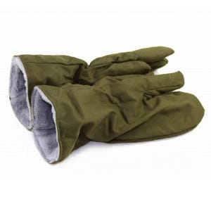 Puede incluir: Manoplas verde oliva con forro de piel sintética gris suave. Las manoplas están hechas de una tela duradera. La imagen muestra las manoplas sobre un fondo blanco. Estas manoplas están diseñadas para mantener las manos calientes en climas fríos.