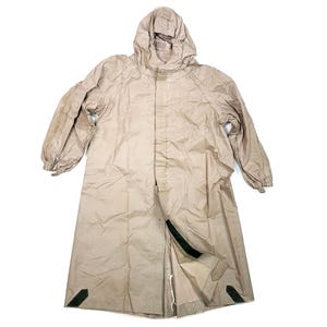 Op de afbeelding: Een beige regenjas met capuchon met een lang, vloeiend ontwerp. De regenjas heeft een ritssluiting en een capuchon met trekkoord. De mouwen hebben elastische manchetten. De regenjas heeft een groene bies aan de randen.