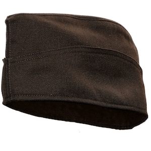 Puede incluir: Una gorra de estilo militar marrón con visera recta y una costura cosida en la parte delantera.