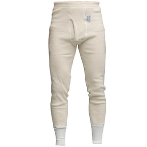 Puede incluir: Pantalones térmicos de color crema con textura acanalada. Los pantalones largos tienen un diseño de bragueta con botones y una pequeña etiqueta cerca de la cintura. Los puños en los tobillos son de un tono crema más claro.
