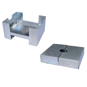 Op de afbeelding: Een metalen campingfornuis met een vierkante basis en een afneembaar bovendeel. Het fornuis is gemaakt van gegalvaniseerd staal en heeft een gat in het midden voor een pan.