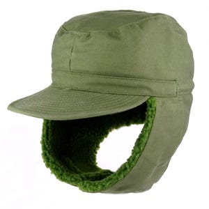Könnte beinhalten: Eine grüne Wintermütze aus Canvas mit Ohrenschützern, die mit grünem Fleece gefüttert sind. Die Mütze hat einen Schirm und eine flache Oberseite.
