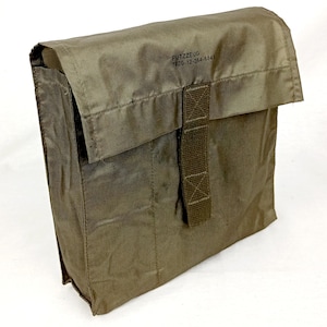 Könnte beinhalten: Olivgrüne rechteckige Tasche mit Klappenverschluss und Stoffriemen. Auf der Vorderseite der Tasche sind der Text "PUTZZEUG" und Zahlen aufgedruckt. Die Tasche ist aus einem strapazierfähigen, möglicherweise wasserabweisenden Material gefertigt.