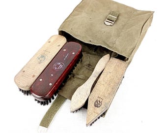 1960 gedateerde laarzenreinigingsset van het Duitse leger schoenpoetsmiddel militaire set van 4 borstels in canvas zakje vintage leren laarzen schoon